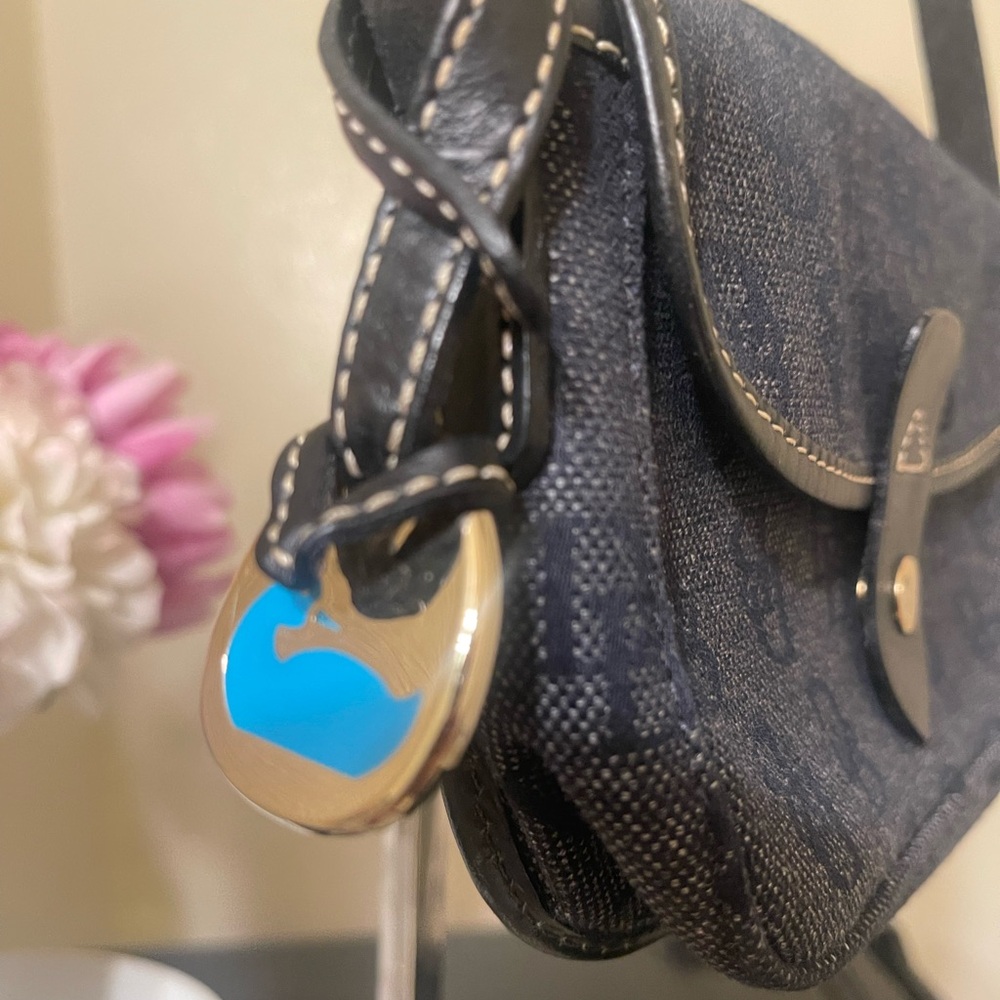 Dooney & Bourke Denim Monogram Crossbody Bag w hang tag can fit big iPhone - Picture 2 of 8